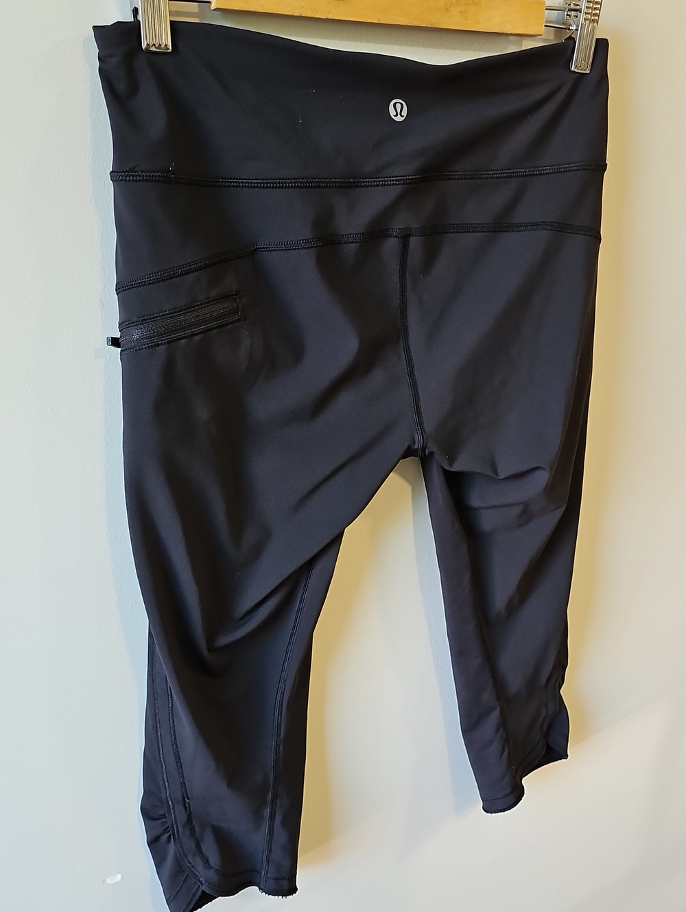 lululemon athletica Size 8 Black Capri Athletic Leggings - Picture 4 of 6